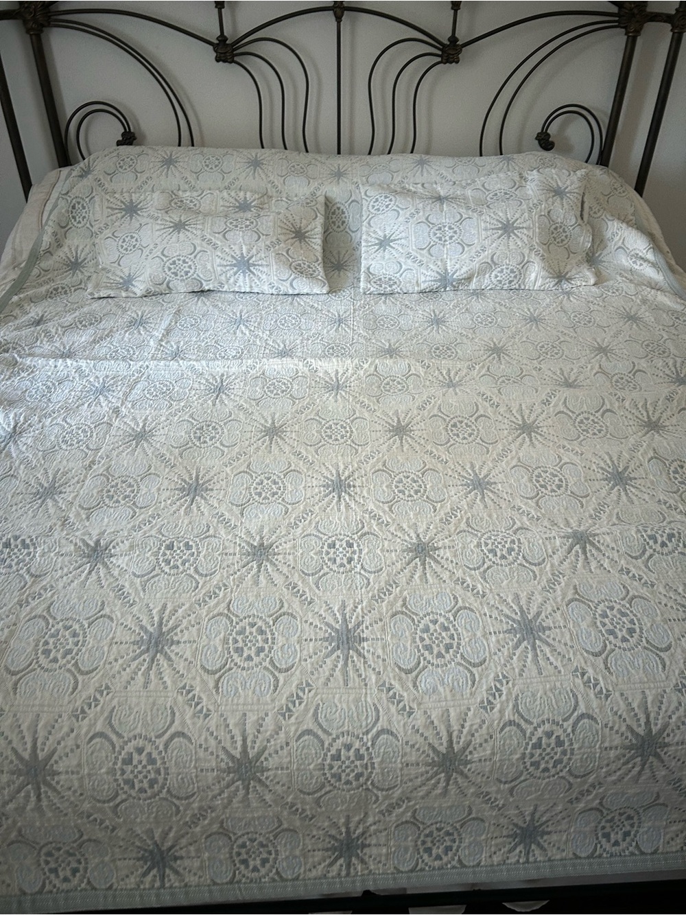 Light Gray Patterned Quilted Bedspread - White & Light Gray
